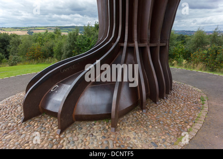 Il piede del massiccio di Angelo di acciaio della scultura del Nord da Anthony Gormley a Gateshead lisce toccando Foto Stock