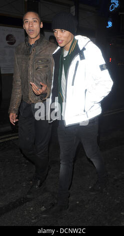 Rihanna vocifera nuovo beau Dudley O'Shaughnessy lasciando il Box club di Soho a 4am con un grande gruppo di amici. Dudley ha tentato di scivolare inosservati, ma è stato catturato da indossare un giubbotto riflettenti! Londra, Inghilterra - 27.10.11 Foto Stock