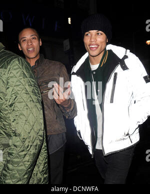 Rihanna vocifera nuovo beau Dudley O'Shaughnessy lasciando il Box club di Soho a 4am con un grande gruppo di amici. Dudley ha tentato di scivolare inosservati, ma è stato catturato da indossare un giubbotto riflettenti! Londra, Inghilterra - 27.10.11 Foto Stock