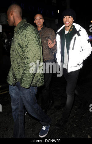 Rihanna vocifera nuovo beau Dudley O'Shaughnessy lasciando il Box club di Soho a 4am con un grande gruppo di amici. Dudley ha tentato di scivolare inosservati, ma è stato catturato da indossare un giubbotto riflettenti! Londra, Inghilterra - 27.10.11 Foto Stock