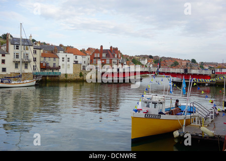 Whitby Harbour e il ponte girevole in una tranquilla serata estiva Foto Stock