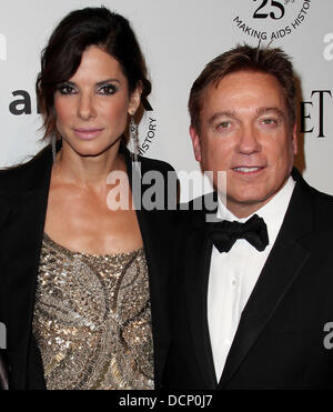 Sandra Bullock e Kevin Huvane il 2011 amfAR Inspiration gala tenutosi presso il Chateau Marmont di Los Angeles, California - 27.10.11 Foto Stock