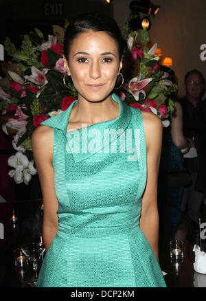 Emmanuelle Chriqui i disegni per il Gala di indurimento a beneficio di Susan G. Komen Los Angeles, tenutosi a Bel-Air Bay Club - All'interno di Los Angeles, California - 28.10.11 Foto Stock