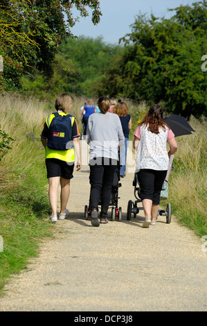 Toddler capogruppo del gruppo delle madri di spingere i loro passeggini su un organizzate escursioni England Regno Unito Foto Stock