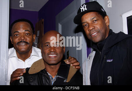 Samuel L. Jackson (in costume come Martin Luther King Jr.), direttore Kenny Leon e Denzel Washington Denzel Washington visiti il calco della produzione di Broadway di 'La cima' a Bernard B. Jacobs Theatre. La città di New York, Stati Uniti d'America - 29.10.11 Foto Stock