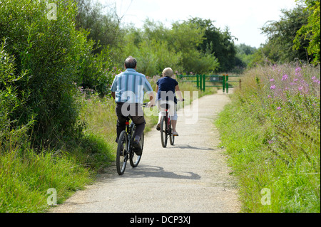 Anziana coppia senior escursioni in bicicletta su una riserva naturale sentiero Attenborough Nottingham England Regno Unito Foto Stock