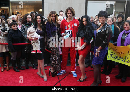 (L-R) Melissa Francesco, Jenna Wolfe, Lester Holt, Amy Robach e Janice Huff come Kardashians riprese per la NBC Today Show al Rockefeller Center per la festa di Halloween di New York City, Stati Uniti d'America - 30.10.11 Foto Stock