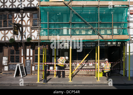 Il luogo di nascita di Shakespeare conservazione team di lavoro sul il Garrick inn, High Street, Stratford Upon Avon, Inghilterra Foto Stock