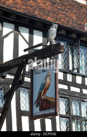 Il Legacy Falcon Hotel segno e owl scultura. Chapel Street, Stratford upon Avon, Warwickshire, Inghilterra Foto Stock