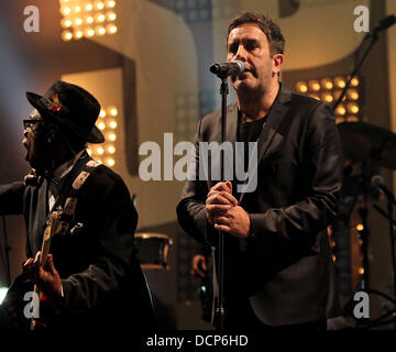 Terry Hall, destra e Lynval Golding, a sinistra delle speciali esibizioni dal vivo sul palco di O2 Brixton Academy di Londra - Inghilterra - 31.10.11 Foto Stock