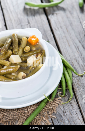 Ciotola con fresche fatte verde stufato di fagioli Foto Stock