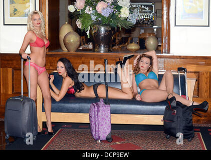 Alice Broadley, Georgina Mariou e Gillian Moore il boss di Ryanair Michael O'Leary e femmina equipaggio di cabina spellare al The Alexander Hotel per il lancio del loro Ryanair 2012 Calendario. Tutti i proventi saranno devoluti Debra's Butterfly bambini Dublino, Irel Foto Stock