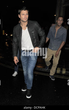 Il solo modo è Essex star Mark Wright lasciando Aura nightclub. Londra, Inghilterra - 03.11.11 Foto Stock