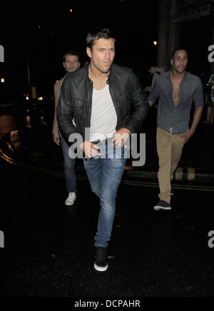 Il solo modo è Essex star Mark Wright lasciando Aura nightclub. Londra, Inghilterra - 03.11.11 Foto Stock