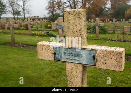 Una guerra francese la tomba di un soldato sconosciuto nel comune di francese e inglese il cimitero di guerra presso il Memorial Thiepval Picardie, Francia Foto Stock