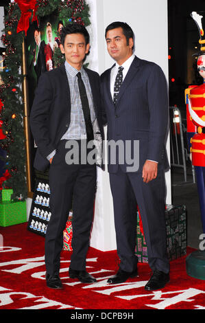 John Cho e Kal Penn Premiere di 'un molto Harold & Kumar 3D Natale" tenutasi presso il Teatro Cinese di Hollywood, in California - 02.11.11 Foto Stock