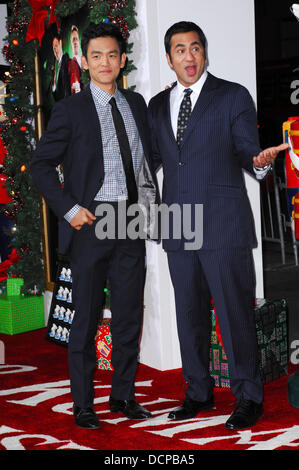 John Cho e Kal Penn Premiere di 'un molto Harold & Kumar 3D Natale" tenutasi presso il Teatro Cinese di Hollywood, in California - 02.11.11 Foto Stock