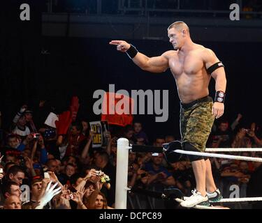 John Cena WWE Raw Superstars restituiti all'Arena O2 con una sorpresa apparizione cameo di wrestling leggenda Mick Foley come ospiti di un arbitro. Vedendo come l'eroe locale Sheamus non era sul roster per il Dublin mostra superstar WWE CM Punk agguantato una bandiera tricolore ha proclamato in se stesso come Irish per la gioia dei fan! Chiedo come orgoglioso Celt Sheamus prenderà un po' di notizie? Dublino, Irelan Foto Stock