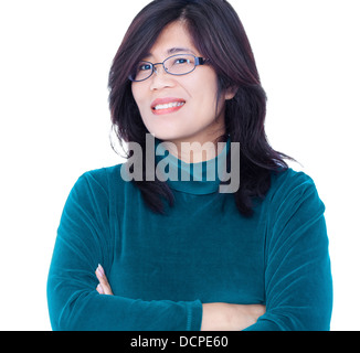 Fiducioso sorridente femmina asiatica in camicia verde, con le braccia incrociate Foto Stock