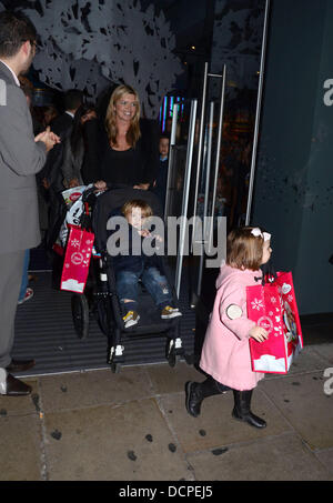 Tina Hobley lasciando il Disney store su Oxford Street con i suoi figli a Londra, Inghilterra - 02.11.11 Foto Stock