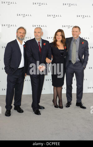 Sam Mendes, Michael G. Wilson, Barbara Broccoli e Daniel Craig 'Skyfall', il ventitreesimo film di James Bond, photocall tenutosi al massimo del ristorante. Londra, Inghilterra - 03.11.11 Foto Stock