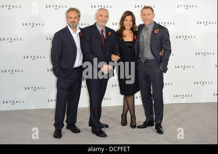 Sam Mendes, Michael G. Wilson, Barbara Broccoli e Daniel Craig 'Skyfall', il ventitreesimo film di James Bond, photocall tenutosi al massimo del ristorante. Londra, Inghilterra - 03.11.11 Foto Stock