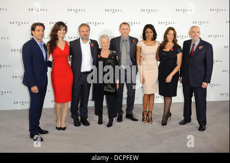 Javier Bardem, Berenice Marlohe, direttore di Sam Mendes, Dame Judi Dench, Daniel Craig, Naomie Harris, produttore Barbara Broccoli e produttore Michael G. Wilson 'Skyfall', il ventitreesimo film di James Bond, photocall tenutosi al massimo del ristorante. Londra, Inghilterra - 03 Foto Stock