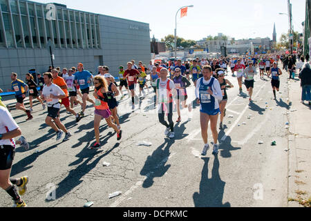 Corridori della maratona competizione del 2011 ING New York City Marathon New York City, Stati Uniti d'America - 06.11.11 Foto Stock