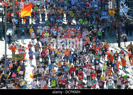 Corridori della maratona competizione del 2011 ING New York City Marathon New York City, Stati Uniti d'America - 06.11.11 Foto Stock