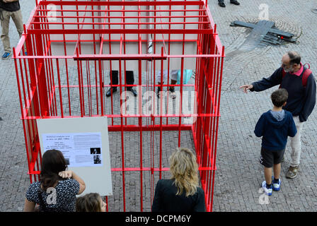 Praga, Repubblica Ceca. 21 Ago, 2013. Agosto riverente commemorazione delle vittime dell' occupazione della Cecoslovacchia dal Patto di Varsavia forze presero posto davanti al Museo Nazionale di Praga, Repubblica Ceca il 21 agosto 2013. L evento è organizzato dalla piattaforma di civica democratica e anti-comunista Bezkomunistu iniziative.cz (senza comunisti). Oggi è il quarantacinquesimo anniversario dell'invasione. (CTK foto/Vondrous romano) © CTK/Alamy Live News Foto Stock