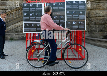 Praga, Repubblica Ceca. 21 Ago, 2013. Agosto riverente commemorazione delle vittime dell' occupazione della Cecoslovacchia dal Patto di Varsavia forze presero posto davanti al Museo Nazionale di Praga, Repubblica Ceca il 21 agosto 2013. L evento è organizzato dalla piattaforma di civica democratica e anti-comunista Bezkomunistu iniziative.cz (senza comunisti). Oggi è il quarantacinquesimo anniversario dell'invasione. (CTK foto/Vondrous romano) © CTK/Alamy Live News Foto Stock