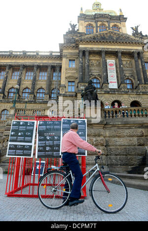 Praga, Repubblica Ceca. 21 Ago, 2013. Agosto riverente commemorazione delle vittime dell' occupazione della Cecoslovacchia dal Patto di Varsavia forze presero posto davanti al Museo Nazionale di Praga, Repubblica Ceca il 21 agosto 2013. L evento è organizzato dalla piattaforma di civica democratica e anti-comunista Bezkomunistu iniziative.cz (senza comunisti). Oggi è il quarantacinquesimo anniversario dell'invasione. (CTK foto/Vondrous romano) © CTK/Alamy Live News Foto Stock