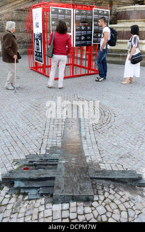 Praga, Repubblica Ceca. 21 Ago, 2013. Agosto riverente commemorazione delle vittime dell' occupazione della Cecoslovacchia dal Patto di Varsavia forze presero posto davanti al Museo Nazionale di Praga, Repubblica Ceca il 21 agosto 2013. L evento è organizzato dalla piattaforma di civica democratica e anti-comunista Bezkomunistu iniziative.cz (senza comunisti). Oggi è il quarantacinquesimo anniversario dell'invasione. (CTK foto/Vondrous romano) © CTK/Alamy Live News Foto Stock