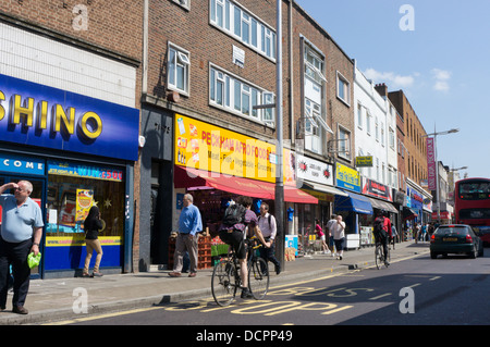 Negozi in Rye Lane, Peckham, Londra del sud. Foto Stock