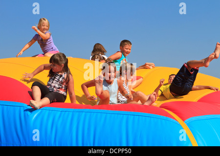 Dei bambini felici giocando su gigante bolla di plastica durante air show picnic a Katowice, Polonia. Foto Stock