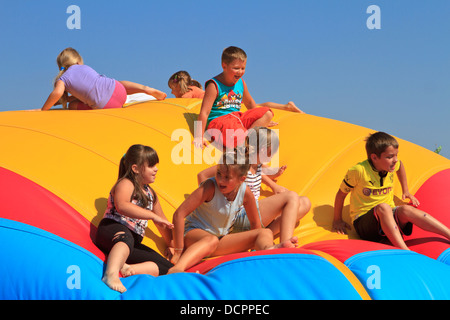 Dei bambini felici giocando su gigante bolla di plastica durante air show picnic a Katowice, Polonia. Foto Stock