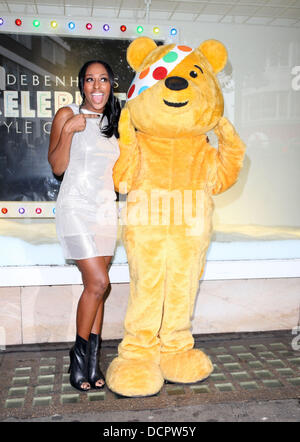 Alexandra Burke festeggia il lancio della sua gamma di moda per la BBC Bambini in bisogno di stile celebrità sfida Debenhams a Londra, Inghilterra - 09.11.11 Foto Stock