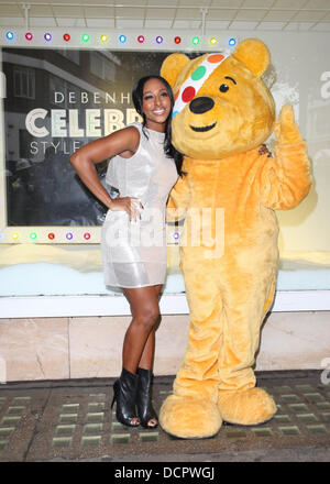 Alexandra Burke festeggia il lancio della sua gamma di moda per la BBC Bambini in bisogno di stile celebrità sfida Debenhams a Londra, Inghilterra - 09.11.11 Foto Stock