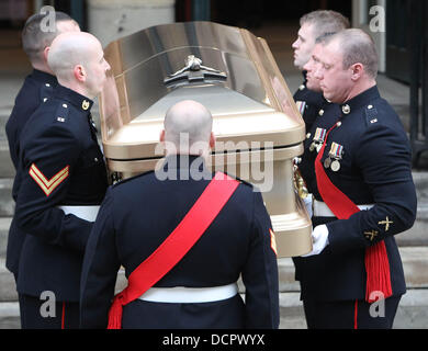 Atmosfera i funerali di Sir Jimmy Savile tenutosi a cattedrale di Leeds Leeds, Inghilterra - 09.11.11 Foto Stock