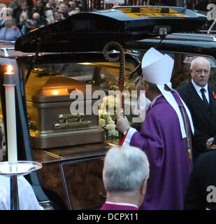 Atmosfera i funerali di Sir Jimmy Savile tenutosi a cattedrale di Leeds Leeds, Inghilterra - 09.11.11 Foto Stock