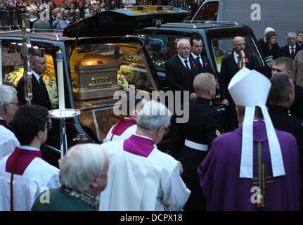 Atmosfera i funerali di Sir Jimmy Savile tenutosi a cattedrale di Leeds Leeds, Inghilterra - 09.11.11 Foto Stock