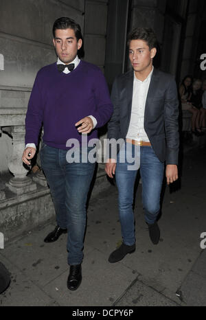 Joey Essex e James Argent lasciando Aura nightclub che appaiono piuttosto peggio per usura. Londra, Inghilterra - 10.11.11 Foto Stock