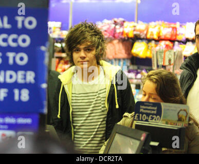 Frankie Cocozza presso la stazione del treno a testa a Londra. Frankie chattato con gli amici mentre è in fila per acquistare un biglietto e il denaro donato al fondo di papavero prima di acquistare un pacchetto di sigarette. Brighton, Inghilterra - 11.11.11 Foto Stock