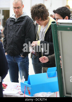 Frankie Cocozza presso la stazione del treno a testa a Londra. Frankie chattato con gli amici mentre è in fila per acquistare un biglietto e il denaro donato al fondo di papavero prima di acquistare un pacchetto di sigarette. Brighton, Inghilterra - 11.11.11 Foto Stock