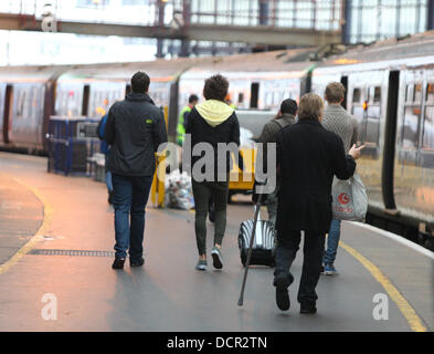 Frankie Cocozza presso la stazione del treno a testa a Londra. Frankie chattato con gli amici mentre è in fila per acquistare un biglietto e il denaro donato al fondo di papavero prima di acquistare un pacchetto di sigarette. Brighton, Inghilterra - 11.11.11 Foto Stock