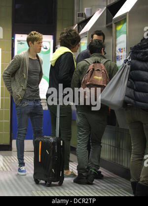 Frankie Cocozza presso la stazione del treno a testa a Londra. Frankie chattato con gli amici mentre è in fila per acquistare un biglietto e il denaro donato al fondo di papavero prima di acquistare un pacchetto di sigarette. Brighton, Inghilterra - 11.11.11 Foto Stock