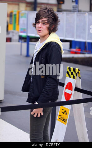 Frankie Cocozza presso la stazione del treno a testa a Londra. Frankie chattato con gli amici mentre è in fila per acquistare un biglietto e il denaro donato al fondo di papavero prima di acquistare un pacchetto di sigarette. Brighton, Inghilterra - 11.11.11 Foto Stock