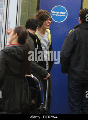 Frankie Cocozza presso la stazione del treno a testa a Londra. Frankie chattato con gli amici mentre è in fila per acquistare un biglietto e il denaro donato al fondo di papavero prima di acquistare un pacchetto di sigarette. Brighton, Inghilterra - 11.11.11 Foto Stock