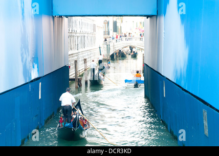 Gondole dirigendosi verso il Ponte dei Sospiri, Venezia, Italia Foto Stock