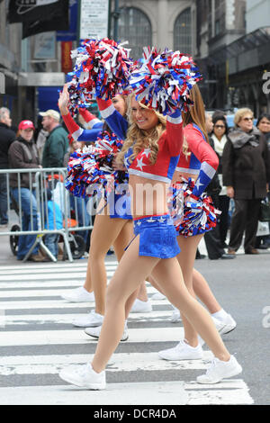 Atmosfera veterani parata del giorno sulla Fifth Avenue a Manhattan New York City, Stati Uniti d'America - 11.11.11 Foto Stock